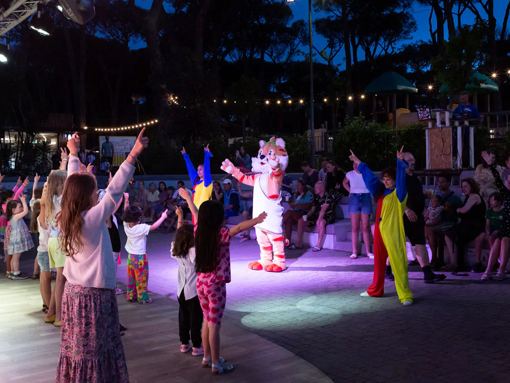 hu-fabulous-village-mini-disco