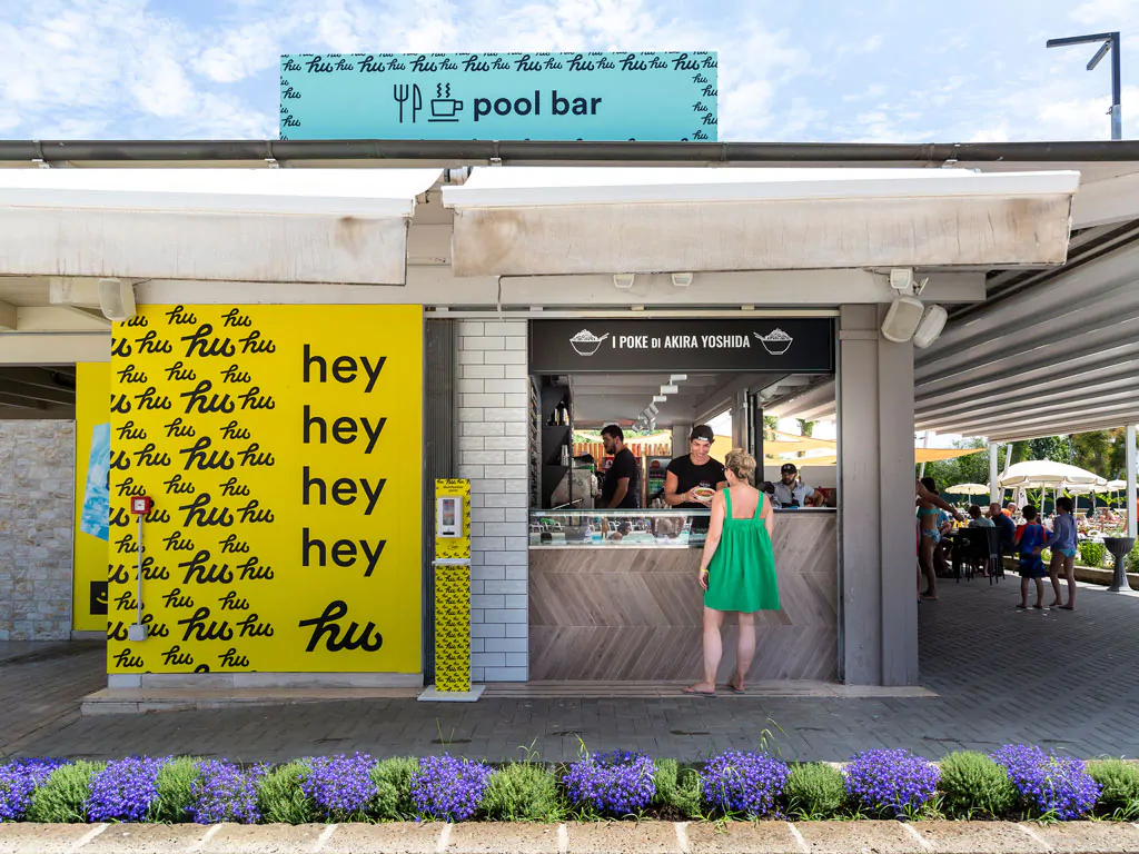 hu-fabulous-village-pool-bar