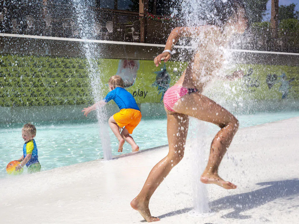 hu-firenze-camping-in-town-kids-in-swimming-pool