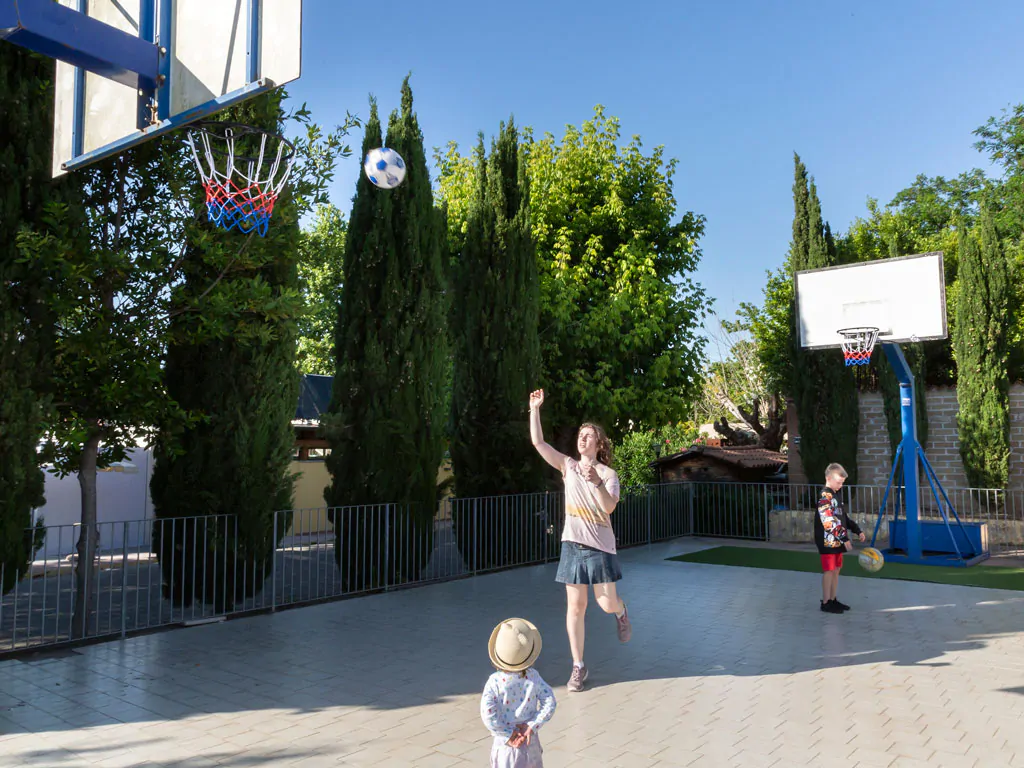 hu-roma-camping-in-town-basketball