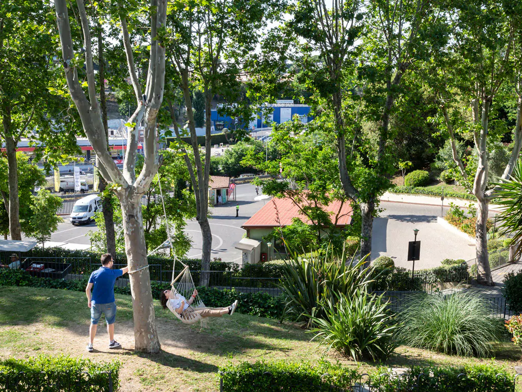 hu-roma-camping-in-town-nature