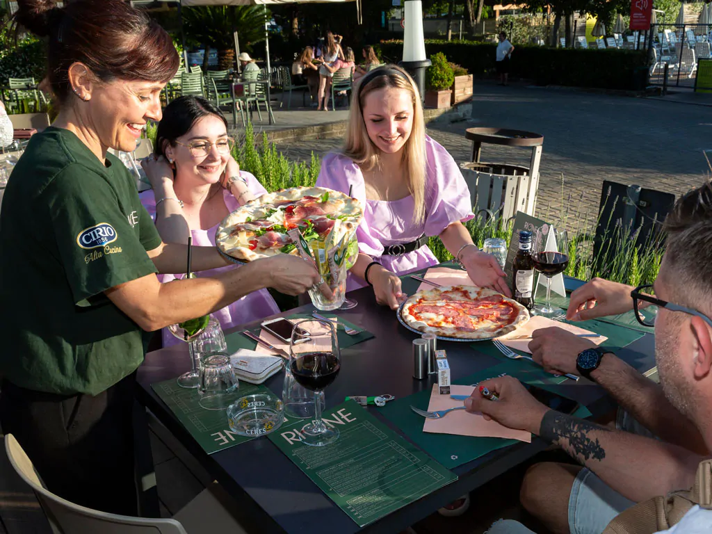 hu-roma-camping-in-town-restaurant-terrace-food