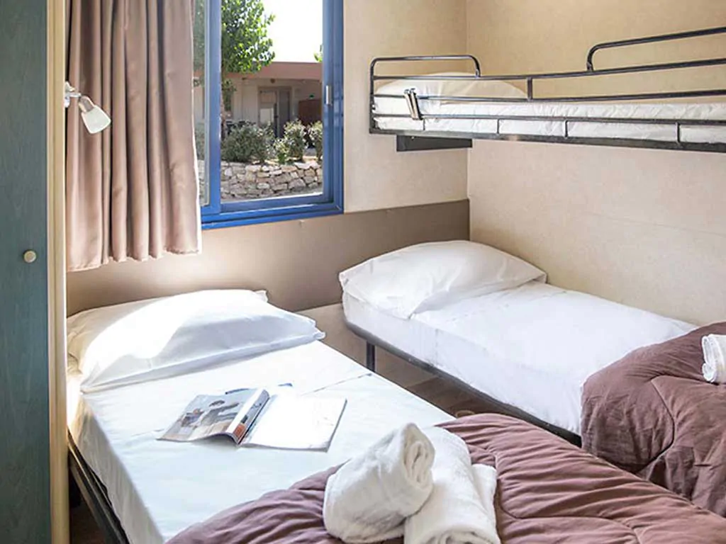 hu-stay-easy-xl-mobile-home-bedroom