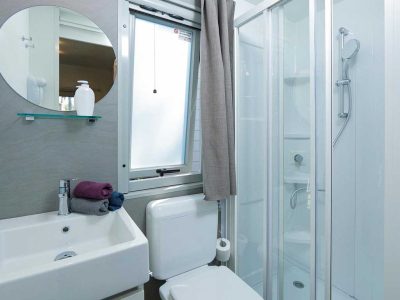 hu-stay-smart-xl-mobile-homes-bathroom-2