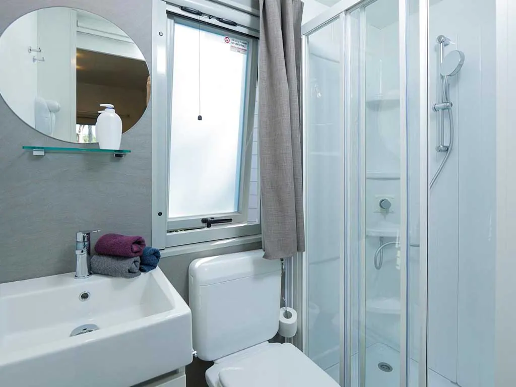 hu-stay-smart-xl-mobile-homes-bathroom-2