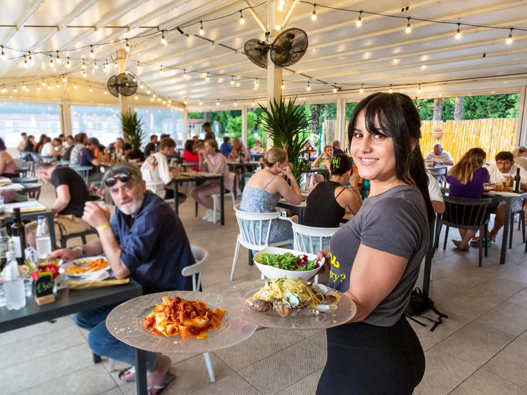 hu-venezia-camping-in-town-restaurant-service