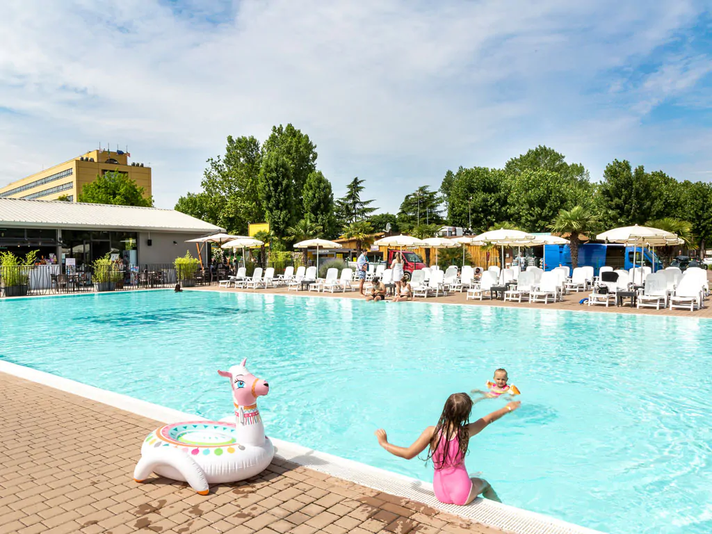 hu-venezia-camping-in-town-swimming-pool-children