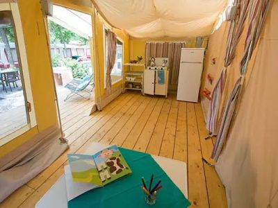 bungalow-tent-interior-dining-table