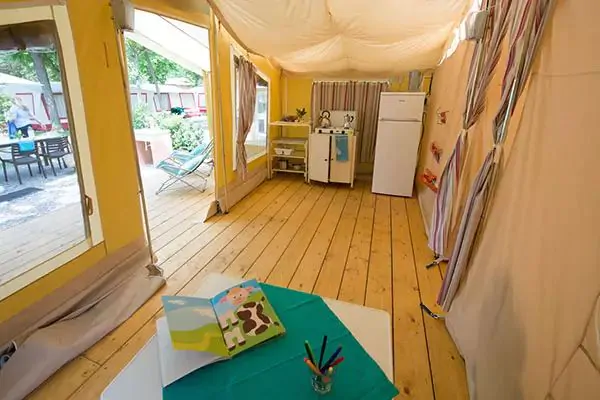 bungalow-tent-interior-dining-table