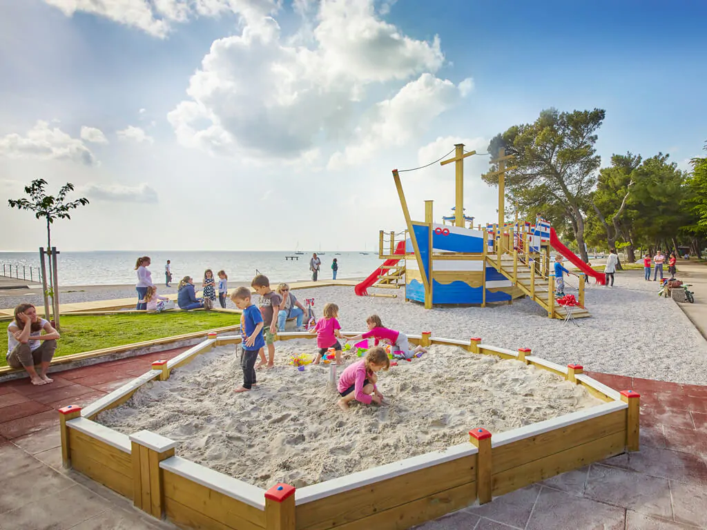 campsite-adria-ankaran-campers-kids-playground-by-the-sea-2
