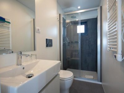 campsite-arena-kazela-deluxe-camping-villa-pool-bathroom-i-2