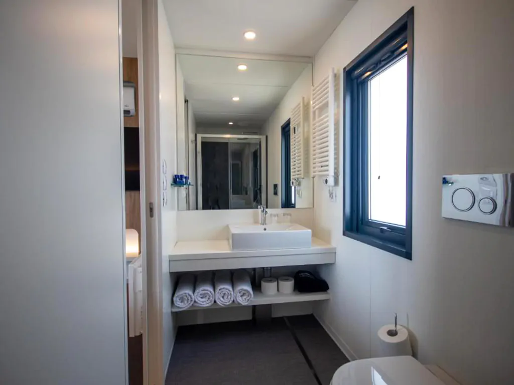 campsite-arena-kazela-deluxe-camping-villa-pool-bathroom-ii-2
