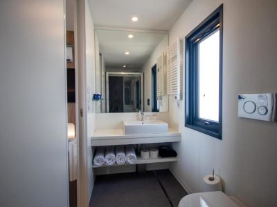 campsite-arena-kazela-deluxe-camping-villa-pool-bathroom-ii
