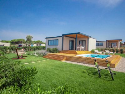 campsite-arena-kazela-deluxe-camping-villa-pool-exterior