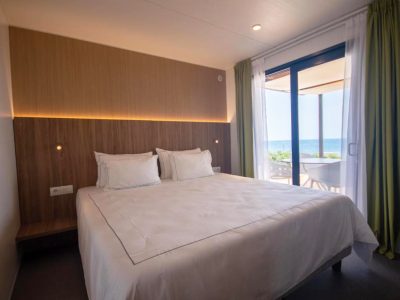 campsite-arena-kazela-deluxe-camping-villa-pool-first-row-bedroom-1