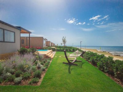 campsite-arena-kazela-deluxe-camping-villa-pool-first-row-exterior-1
