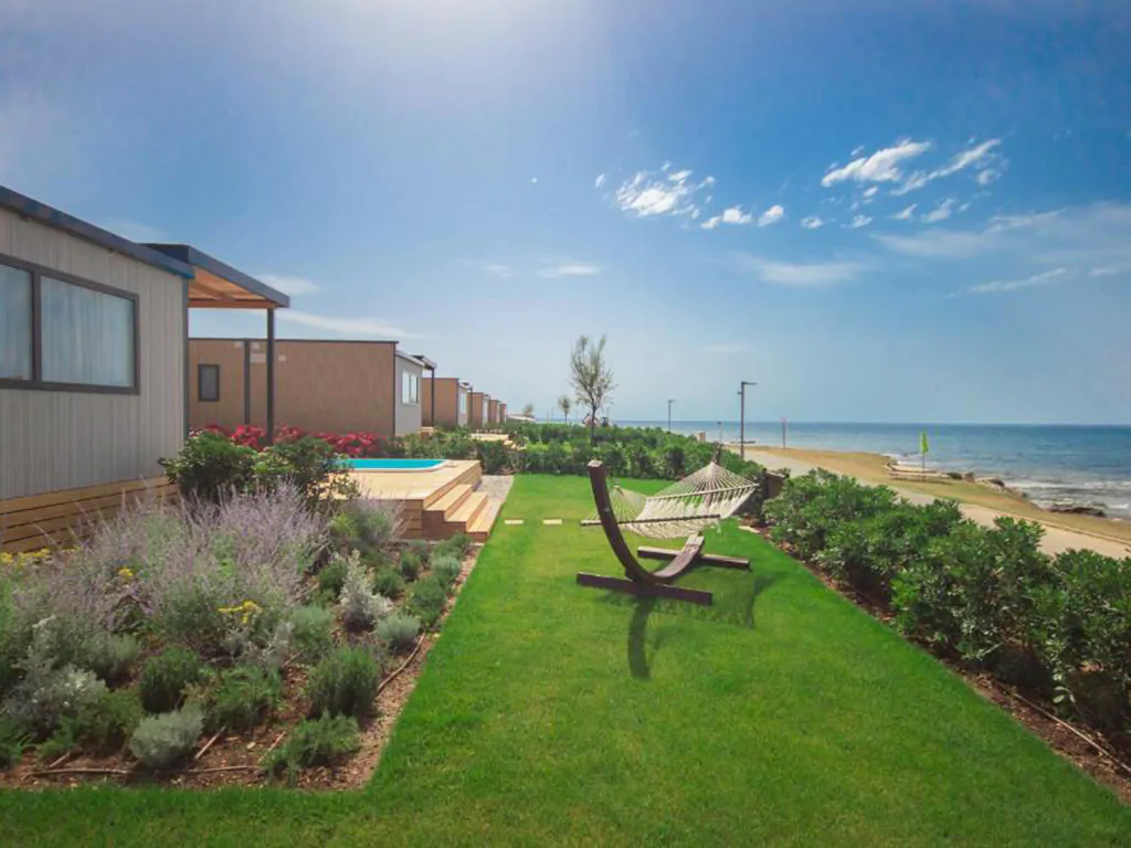 campsite-arena-kazela-deluxe-camping-villa-pool-first-row-exterior-1