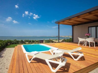 campsite-arena-kazela-deluxe-camping-villa-pool-first-row-terrace-view-i-1