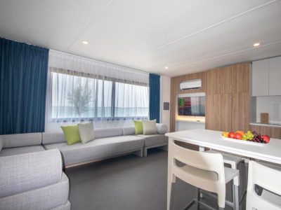 campsite-arena-kazela-deluxe-camping-villa-pool-interior