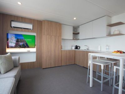 campsite-arena-kazela-deluxe-camping-villa-pool-interior-i