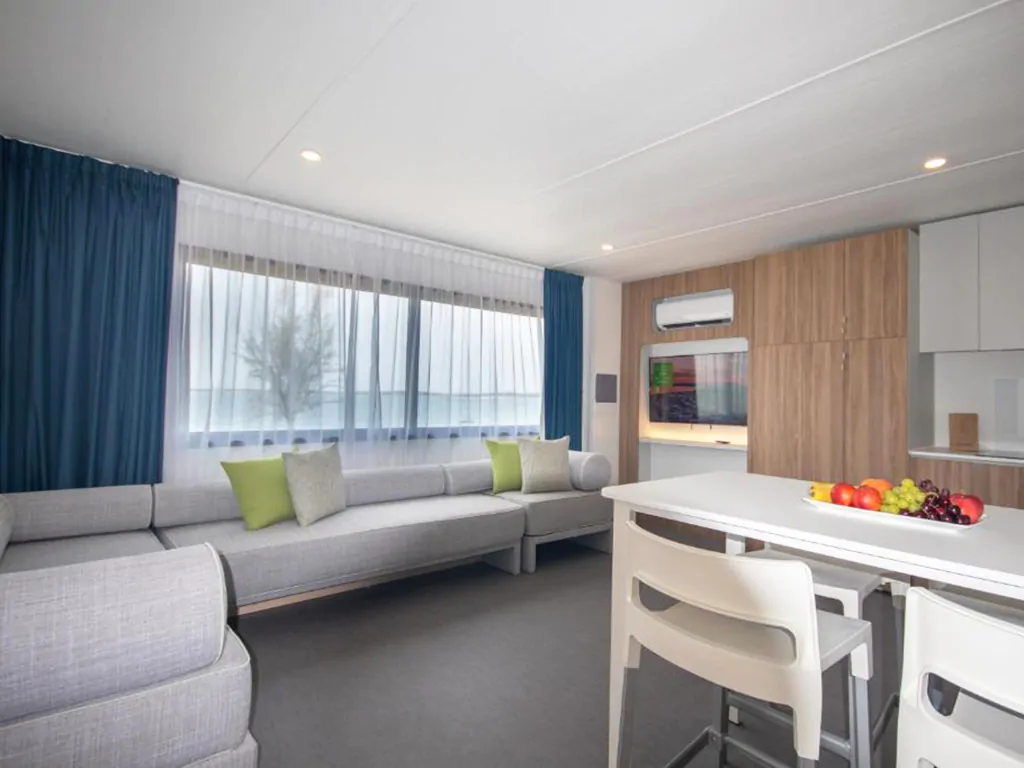 campsite-arena-kazela-deluxe-camping-villa-pool-interior