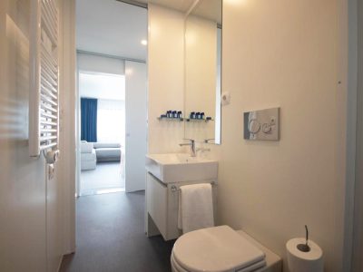 campsite-arena-kazela-deluxe-camping-villa-pool-second-bathroom