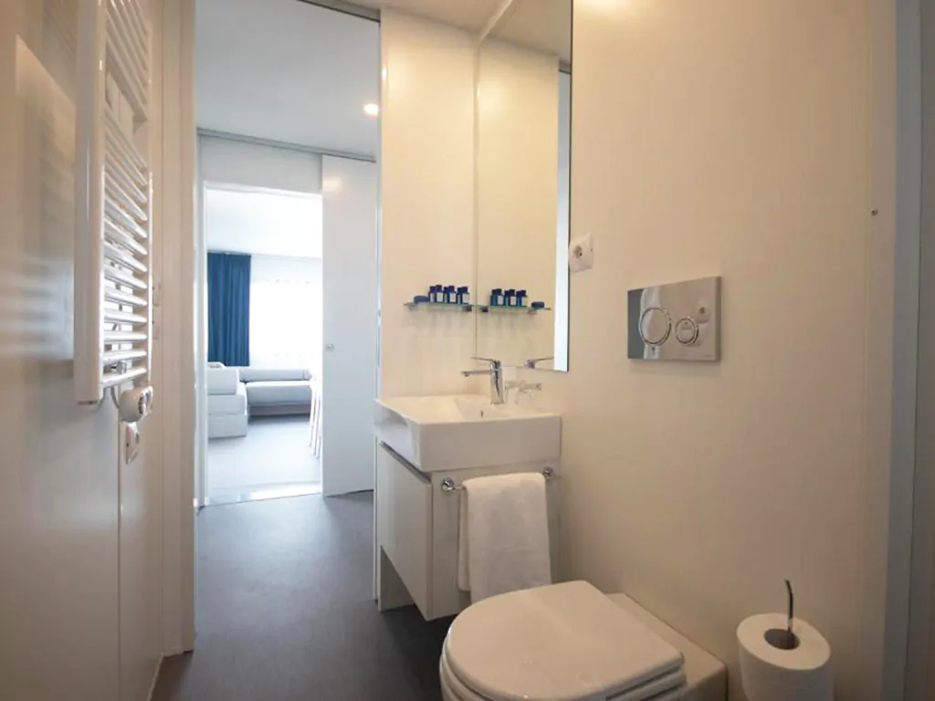 campsite-arena-kazela-deluxe-camping-villa-pool-second-bathroom