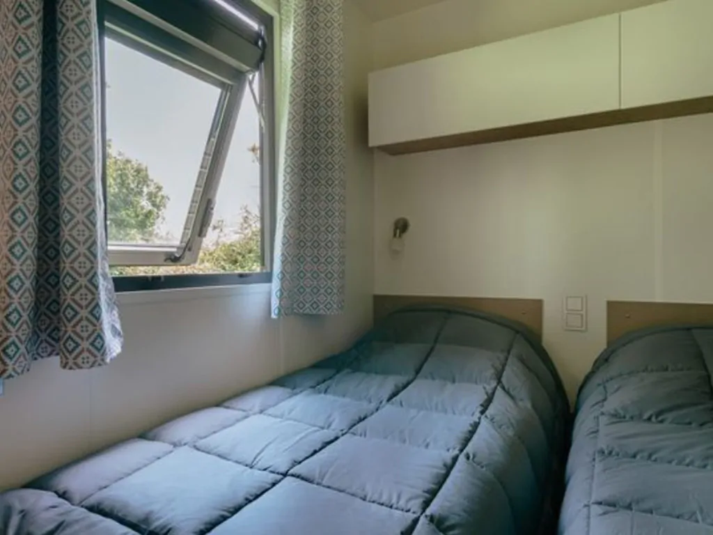campsite-bijela-uvala-mobile-home-premium-interior-bedroom-single-beds