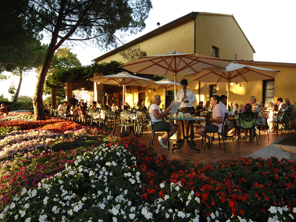 le-capanne-camping-restaurant-flowers-terrace-1024x768