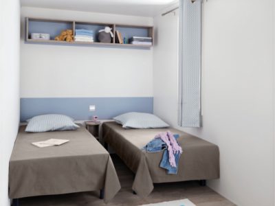 mobile-home-riviera-interior-bedroom-single-beds