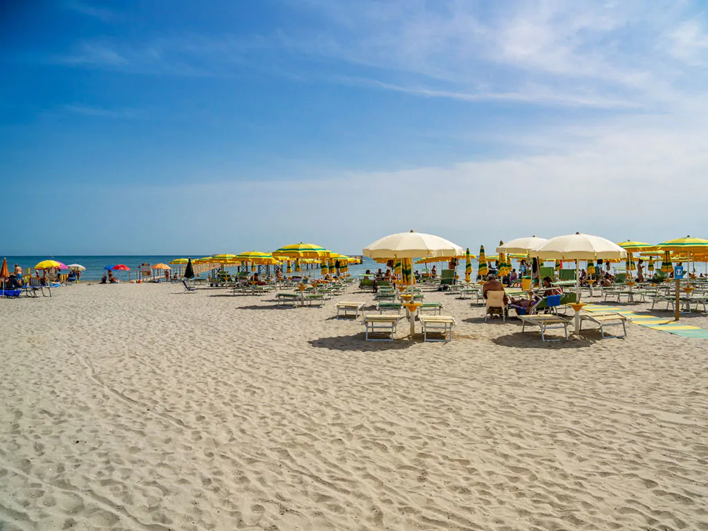 pineta-sul-mare-mobile-sand-beach-sunbeds-sea-view