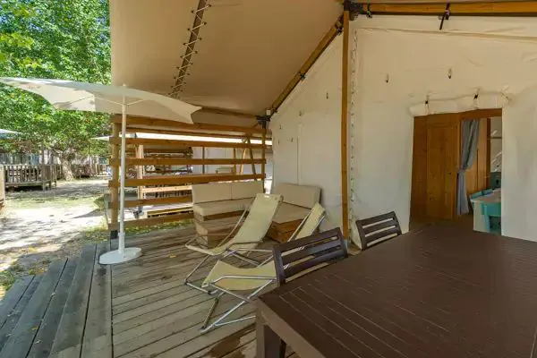 safari-luxe-tent-exterior-dining-table