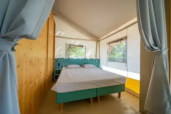 safari-luxe-tent-interior-bedroom