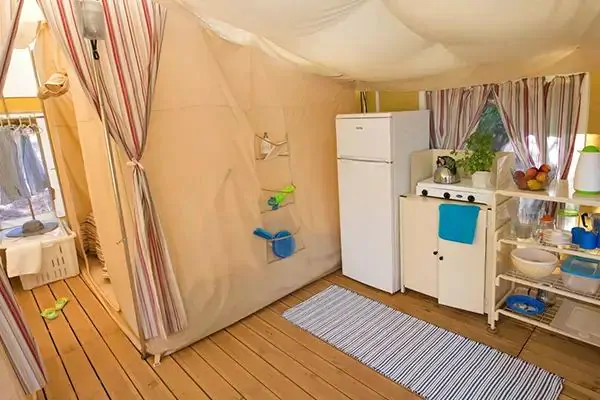 tent-bungalow-for-5-persons-interior-kitchen