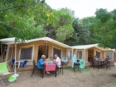 tente-bungalov-5-persons-exterior-dining-table