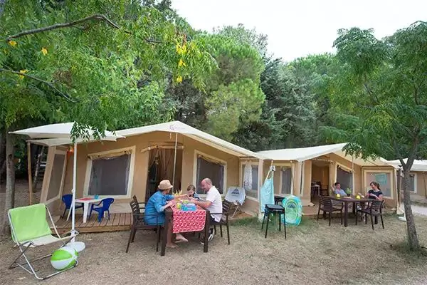 tente-bungalov-5-persons-exterior-dining-table