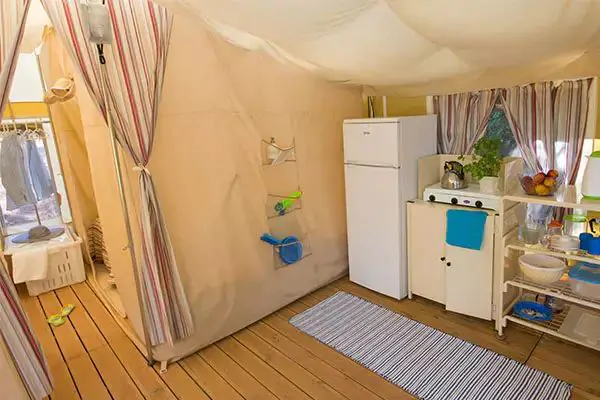 tente-bungalov-5-persons-interior-kitchen-i