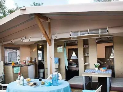 tente-nature-lodge-plus-exterior-terrace-dining-table-2
