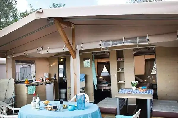 tente-nature-lodge-plus-exterior-terrace-dining-table