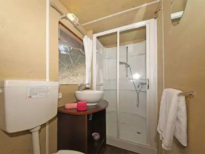 tente-nature-lodge-plus-interior-bathroom-2