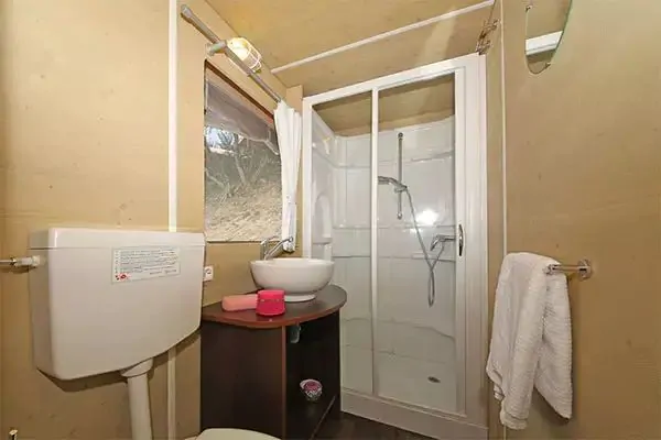tente-nature-lodge-plus-interior-bathroom