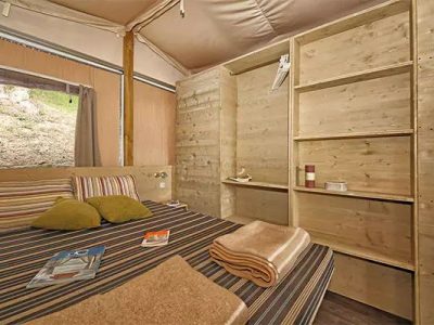 tente-nature-lodge-plus-interior-living-room-bedroom-2