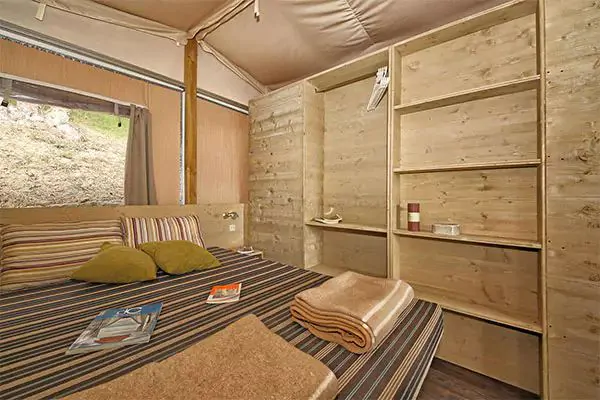 tente-nature-lodge-plus-interior-living-room-bedroom-2