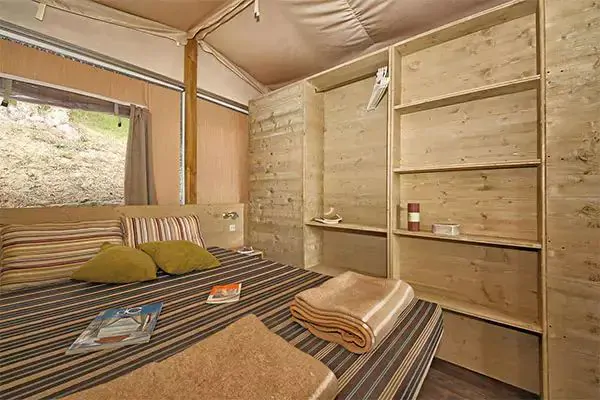 tente-nature-lodge-plus-interior-living-room-bedroom