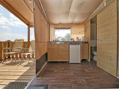 tente-nature-lodge-plus-interior-living-room-kitchen-2