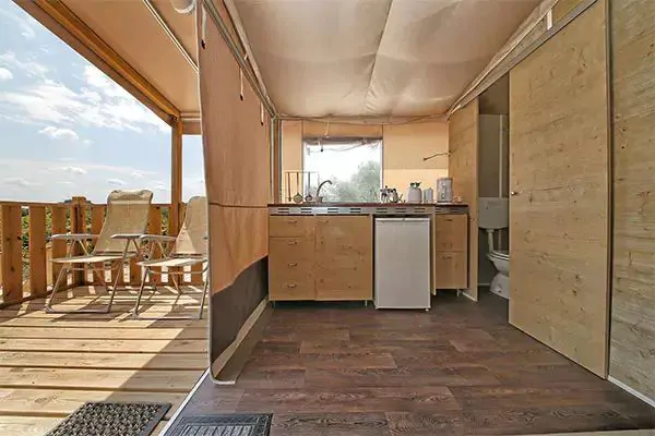 tente-nature-lodge-plus-interior-living-room-kitchen