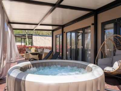 campsite-banki-green-istrian-village-mobile-home-exterior-terrace-jacuzzi