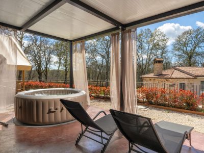 campsite-banki-green-istrian-village-mobile-home-exterior-terrace-jacuzzi-sunbeds