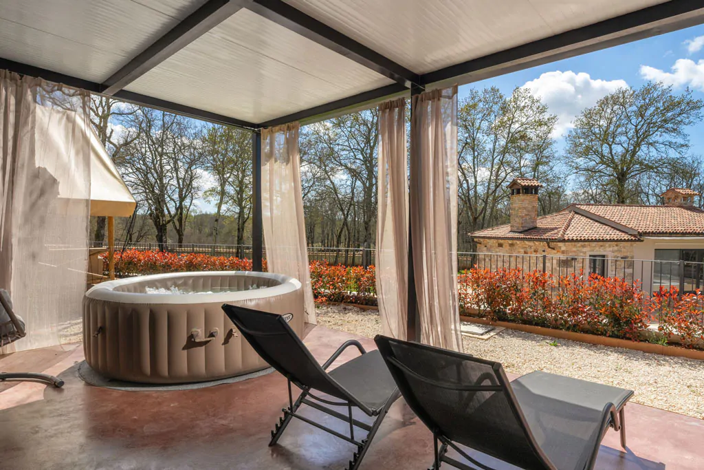 campsite-banki-green-istrian-village-mobile-home-exterior-terrace-jacuzzi-sunbeds