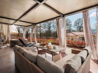 campsite-banki-green-istrian-village-mobile-home-exterior-terrace-jacuzzi-table-sunbeds